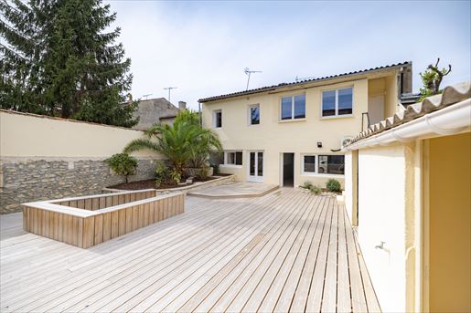 Maison 8 pièces 206 m² · à Cognac · 206 m² · 219 000 €