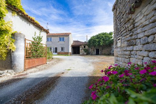 Maison 9 pièces 196 m² · à Brie-sous-Matha · 196 m² · 179 350 €