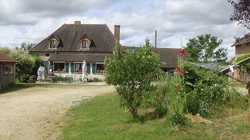 Maison 8 pièces 180 m² · à Perrecy-les-Forges · 180 m² · 395 000 €
