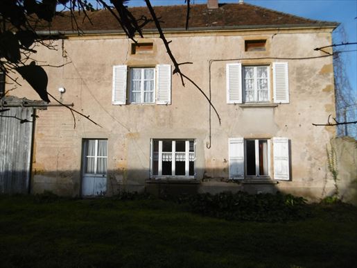 Maison 5 pièces 144 m² · à Saint-Christophe-en-Brionnais · 144 m² · 83 000 €