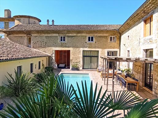 Maison 15 pièces 460 m² · à La Bégude-de-Mazenc · 460 m² · 895 000 €
