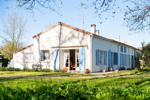 Maison 11 pièces 260 m² · à Breuillet · 260 m² · 687 750 €