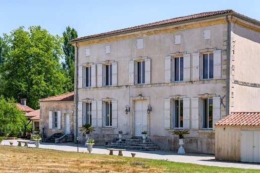Maison 17 pièces 768 m² · à Saint-Hippolyte · 768 m² · 1 499 000 €