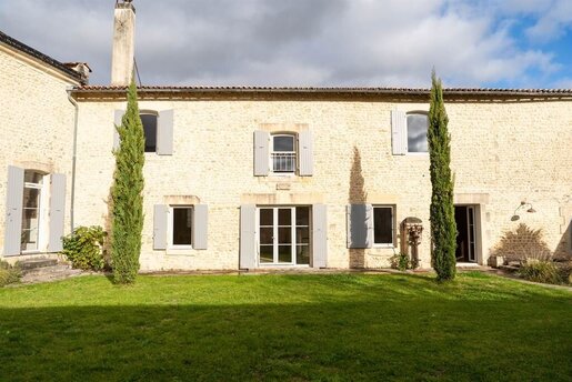 Maison 7 pièces 350 m² · à Saint-Jean-d'Angély · 350 m² · 598 500 €