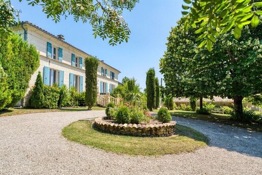 Maison 8 pièces 246 m² · à Saint-Dizant-du-Gua · 246 m² · 649 950 €
