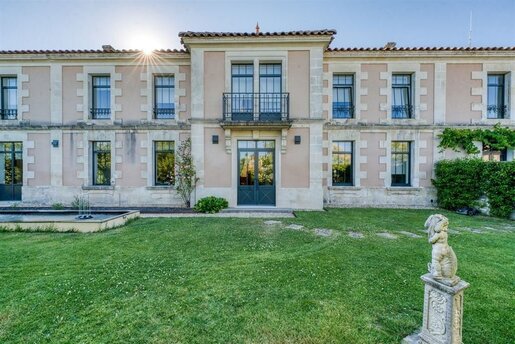 Maison 11 pièces 530 m² · à Brie-sous-Mortagne · 530 m² · 1 029 000 €