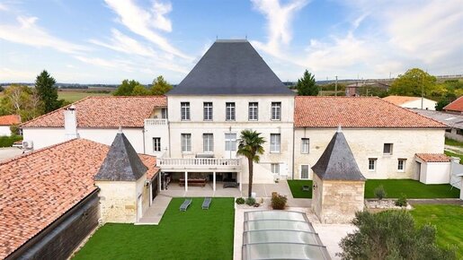 Maison 1974 m² · à Roullet-Saint-Estèphe · 1 974 m² · 2 730 000 €