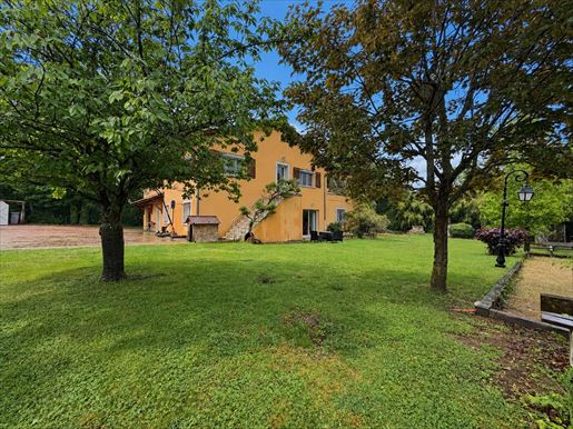 Maison 7 pièces 280 m² · à Frontenas · 280 m² · 419 000 €
