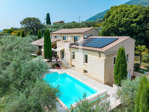 Maison 7 pièces 292 m² · à Nyons · 292 m² · 890 000 €