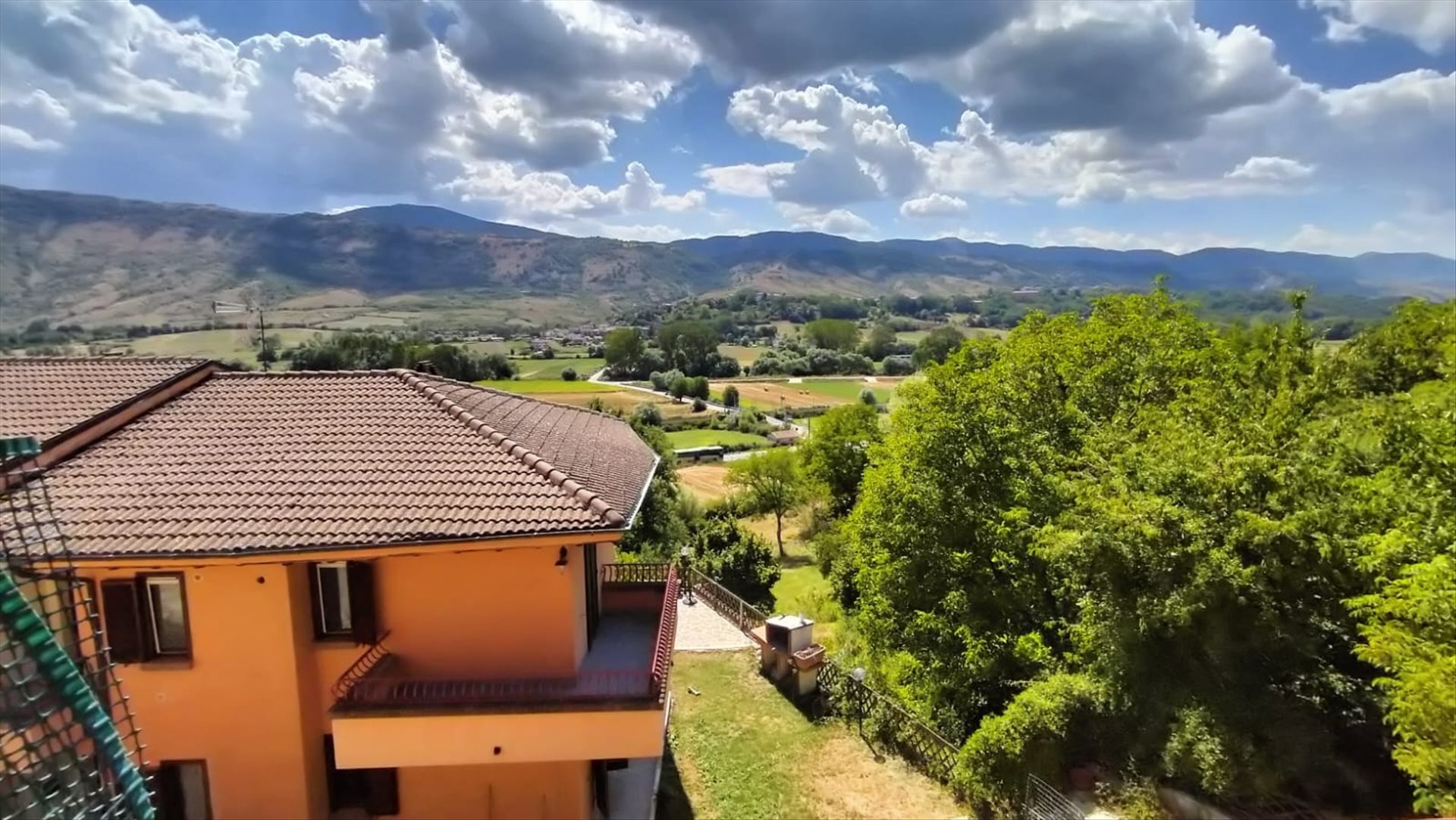 Panoramiczne mieszkanie z tarasem, garażem i strychem w Tagliacozzo – Abruzja