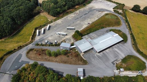 Local commercial 2000 m² · à Courtes · 2 000 m² · 1 800 000 €