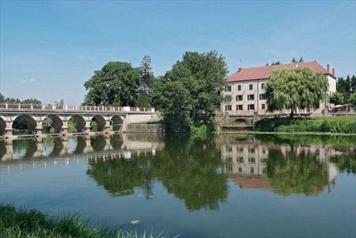20 pièces 585 m² · à Tournus · 585 m² · 690 000 €