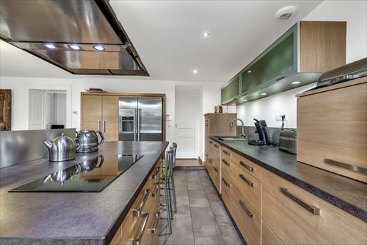 Maison 8 pièces 218 m² · à Gex · 218 m² · 900 000 €