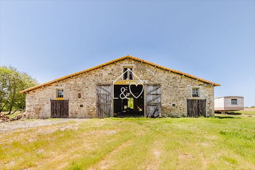 Maison 460 m² · à Dompierre-sur-Yon · 460 m² · 115 000 €