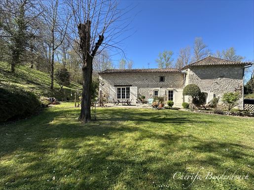 8 pièces 300 m² · à Eynesse · 300 m² · 274 000 €