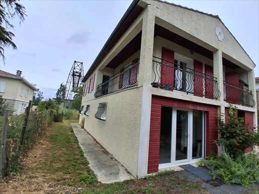 6 pièces 161 m² · à Echillais · 161 m² · 310 800 €