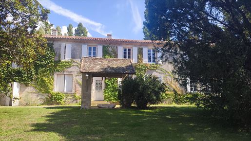 9 pièces 265 m² · à Thairé · 265 m² · 890 000 €