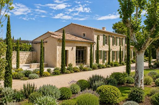 10 pièces 350 m² · à Eygalières · 350 m² · 8 800 000 €