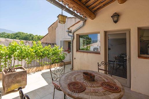 4 pièces 204 m² · à Cucuron · 204 m² · 695 000 €