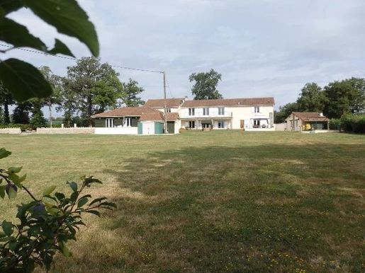 Maison 17 pièces 377 m² · à Le Dorat · 377 m² · 349 500 €