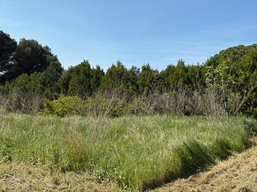 Terrain 1002 m² · à Arles · 1 002 m² · 265 000 €