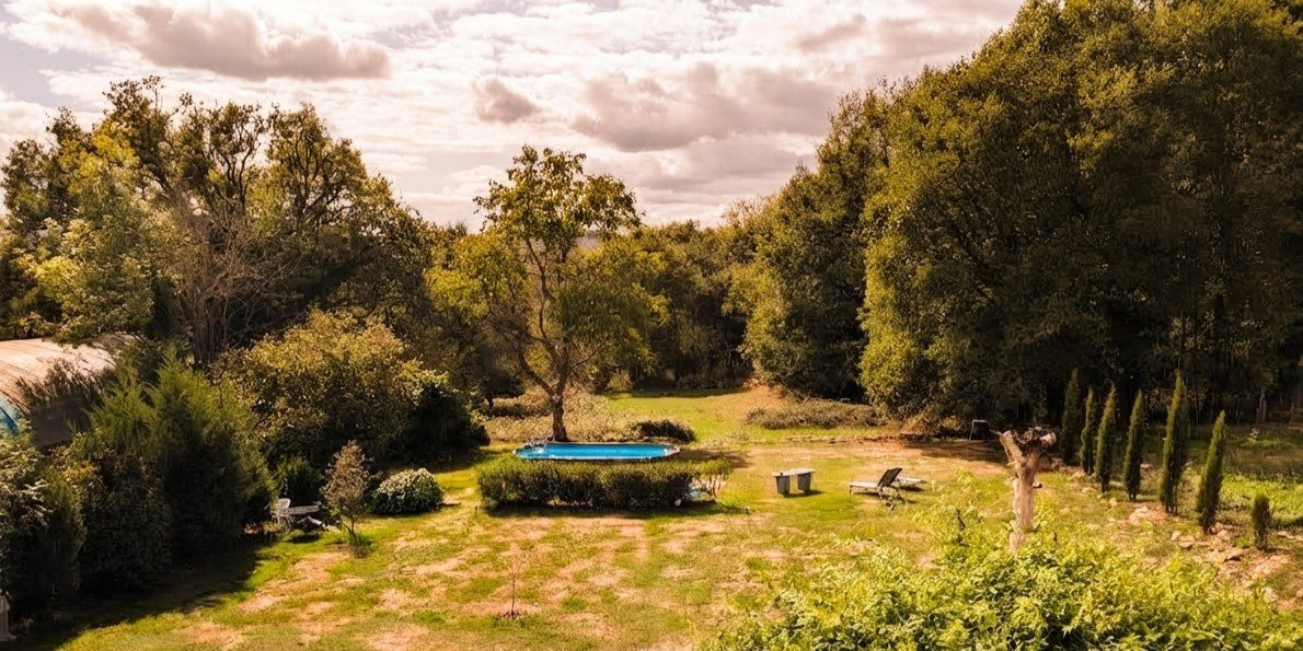 Maison de caractère avec grange et piscine à Folles