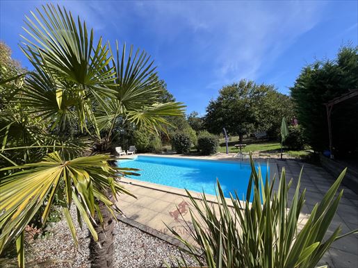 Maison 7 pièces 241 m² · à Ginestet · 241 m² · 420 000 €