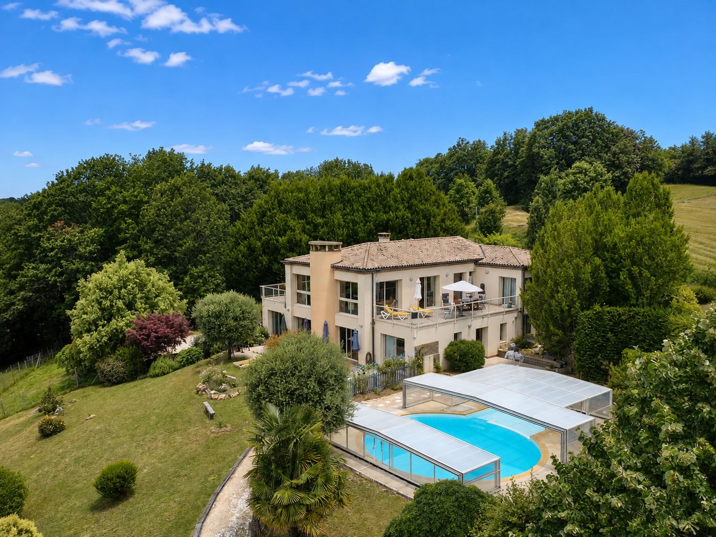 Maison 9 pièces 364 m² · à Simeyrols · 364 m² · 690 000 €