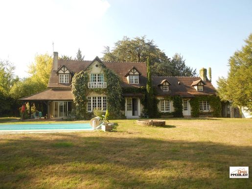 Maison 8 pièces 240 m² · à Montgivray · 240 m² · 357 000 €