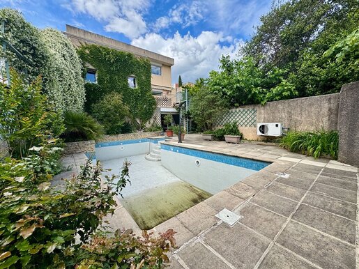 Maison 10 pièces 323 m² · à Nîmes · 323 m² · 598 000 €