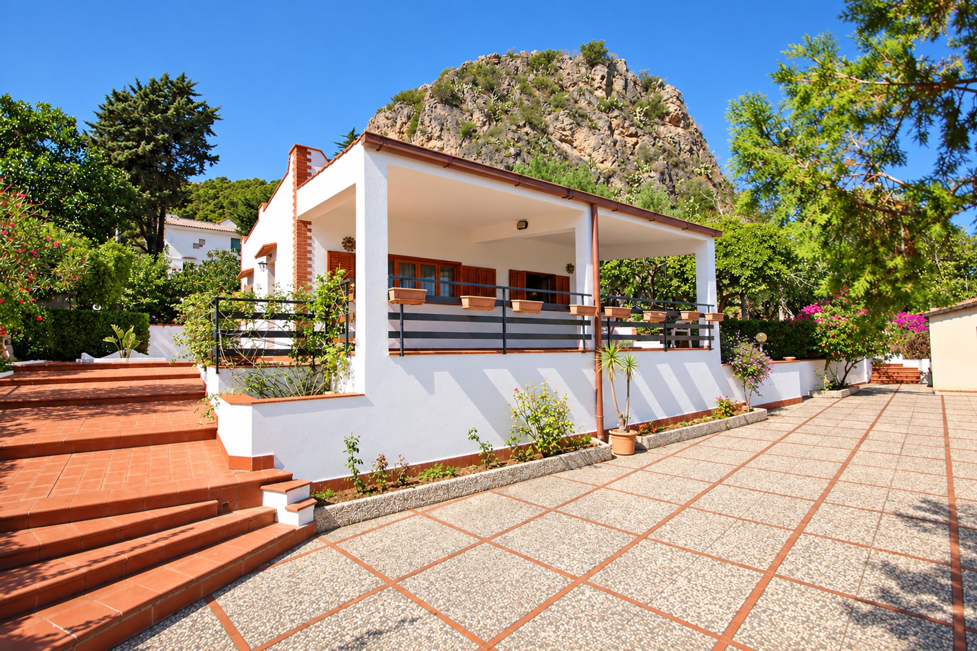 Villa inmersa en la naturaleza dentro de la Reserva de Pizzo Cane, con jardín terraza y vistas al mar