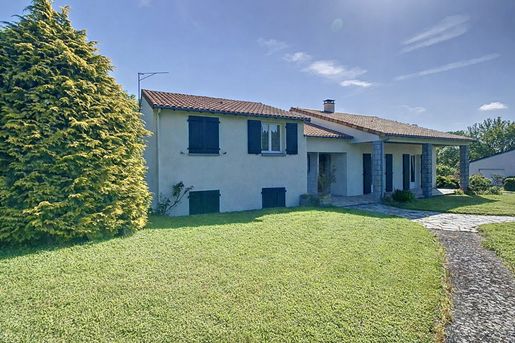 Maison 7 pièces 182 m² · à Nueil-les-Aubiers · 182 m² · 249 000 €