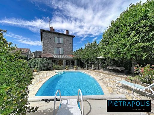 Maison 10 pièces 280 m² · à Soucieu-en-Jarrest · 280 m² · 850 000 €