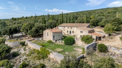 Maison 9 pièces 280 m² · à Rustrel · 280 m² · 1 395 000 €