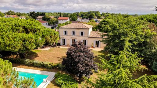 Maison 8 pièces 268 m² · à Carbon-Blanc · 268 m² · 829 900 €