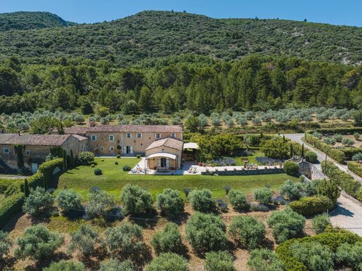 Maison 14 pièces 445 m² · à Bonnieux · 445 m² · 2 690 000 €