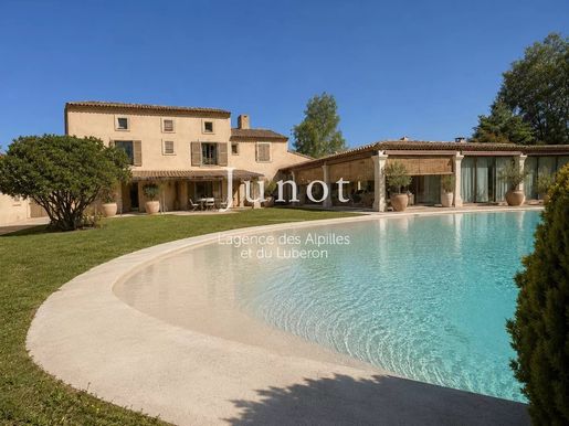 Maison 12 pièces 550 m² · à Goult · 550 m² · 2 100 000 €
