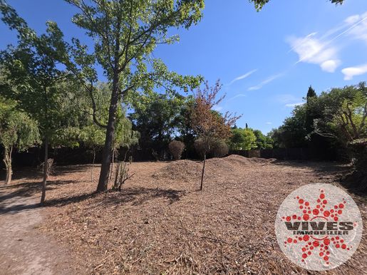 Terrain 828 m² · à Carpentras · 169 000 €
