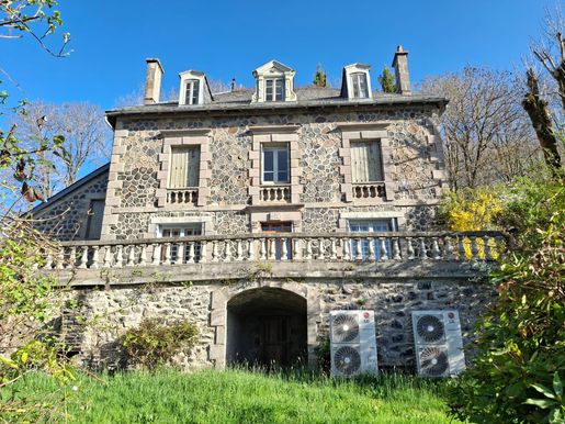 Maison 11 pièces 326 m² · à Vèze · 326 m² · 235 000 €