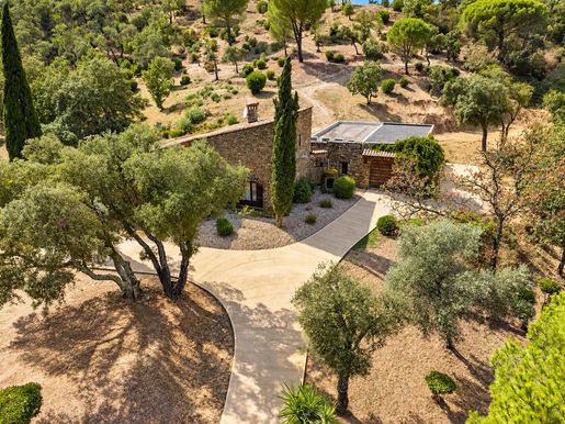 Maison 8 pièces 285 m² · à La Garde-Freinet · 285 m² · 2 392 000 €