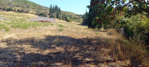 Terrain 2579 m² · à Cascastel-des-Corbières · 77 000 €