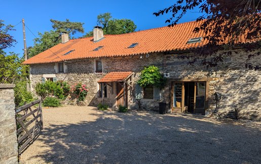 Maison 10 pièces 280 m² · à Saint-Saud-Lacoussière · 280 m² · 336 900 €