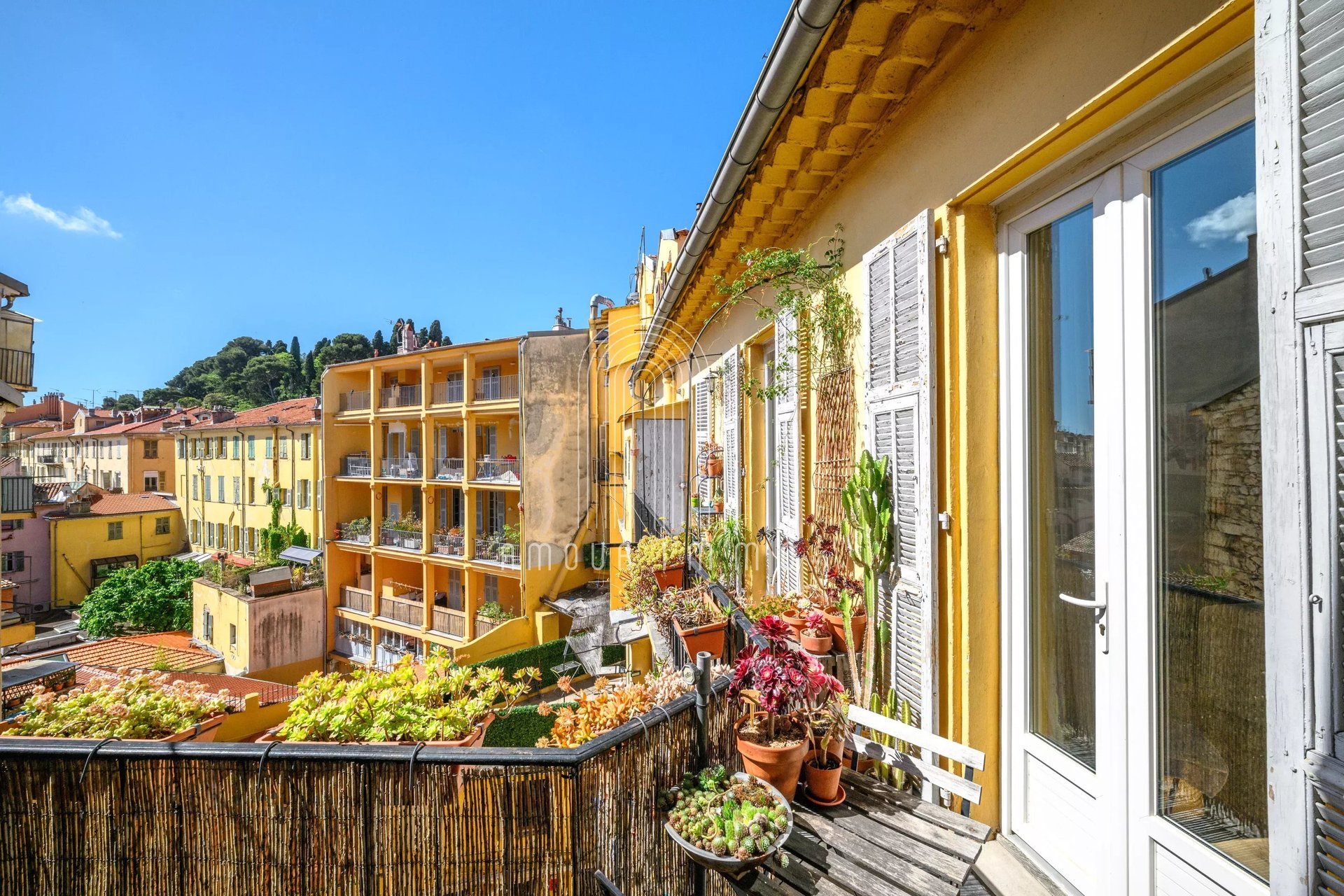 Magnificent 4-room / 3-bedroom 109m2 on Place Garibaldi / Near Nice Port