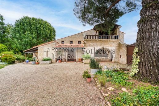 Maison 9 pièces 319 m² · à Aigrefeuille-d'Aunis · 319 m² · 690 000 €