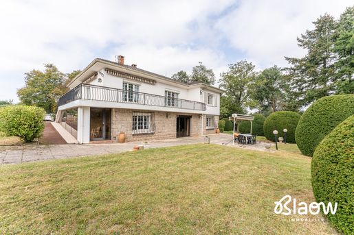 Maison 8 pièces 246 m² · à Saint-Laurent-de-Mure · 246 m² · 940 000 €