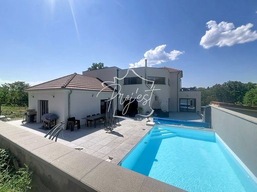 Maison 9 pièces 411 m² · à Essert · 411 m² · 749 500 €