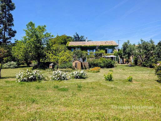 Maison 8 pièces 202 m² · à Pont-Saint-Esprit · 202 m² · 410 000 €