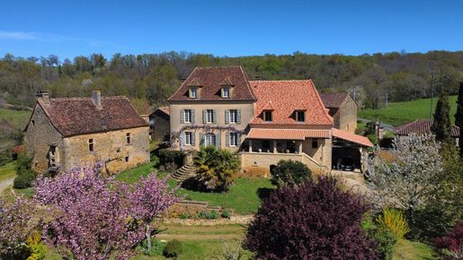 Maison 16 pièces 400 m² · à Excideuil · 400 m² · 999 500 €