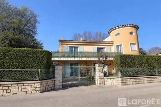 Maison 8 pièces 225 m² · à Hyères · 225 m² · 790 000 €