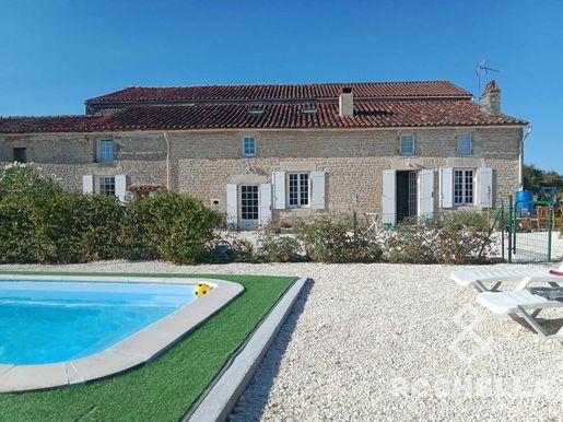 Maison 9 pièces 213 m² · à Vergné · 213 m² · 276 000 €